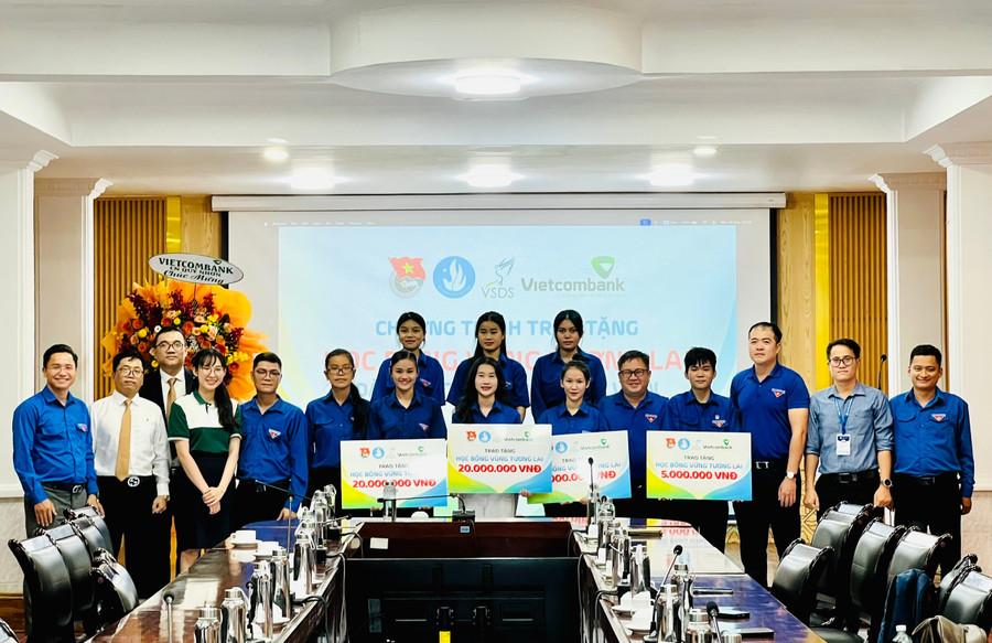 Học bổng “Vững tương lai” được trao tặng nhằm khen thưởng, động viên học sinh, sinh viên vươn lên trong học tập. Ảnh: P.L hoc-bong-vung-tuong-lai-duoc-trao-tang-nham-khen-thuong-dong-vien-hoc-sinh-sinh-vien-vuon-len-trong-hoc-tap-anh-pl.jpg