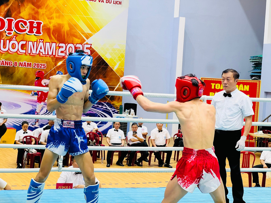 Những trận so găng gay cấn, hấp dẫn của các vận động viên tham gia Giải vô địch Kickboxing trẻ toàn quốc. Ảnh: M.N cdef56e32667d813ec5705eacb21a934.jpg