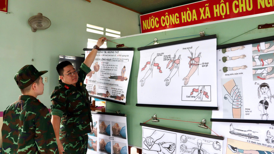 Các y-bác sĩ thuộc Đoàn cơ sở Bệnh viện Quân y 13 chuẩn bị nội dung để tập huấn kiến thức sơ-cấp cứu cho đoàn viên, thanh niên và thiếu nhi. Ảnh: T.Đ img-4858.jpg