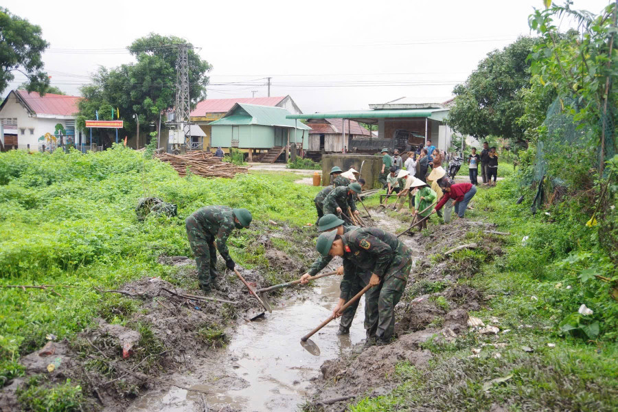 Các chiến sĩ Lữ đoàn Pháo binh 40 cùng người dân làng Kon Brung nạo vét kênh mương. Ảnh: Đ.K img-4859.jpg