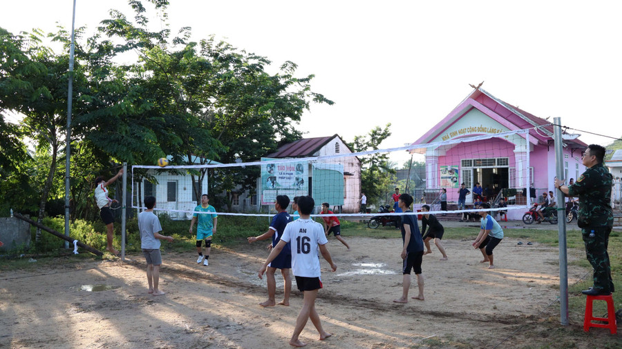 Sinh viên Trường Đại học Quy Nhơn cùng y-bác sĩ Đoàn cơ sở Bệnh viện Quân y 13 và đoàn viên xã Vân Canh giao lưu thể thao sau khi kết thúc hoạt động tình nguyện. Ảnh: T.Đ img-4861.jpg