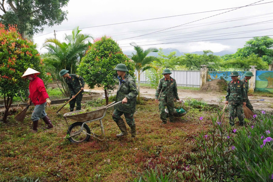 Các cán bộ, chiến sĩ Lữ đoàn Pháo binh 40 dọn dẹp vệ sinh khuôn viên Trường Mẫu giáo Ayun. Ảnh: Đ.K img-4860.jpg
