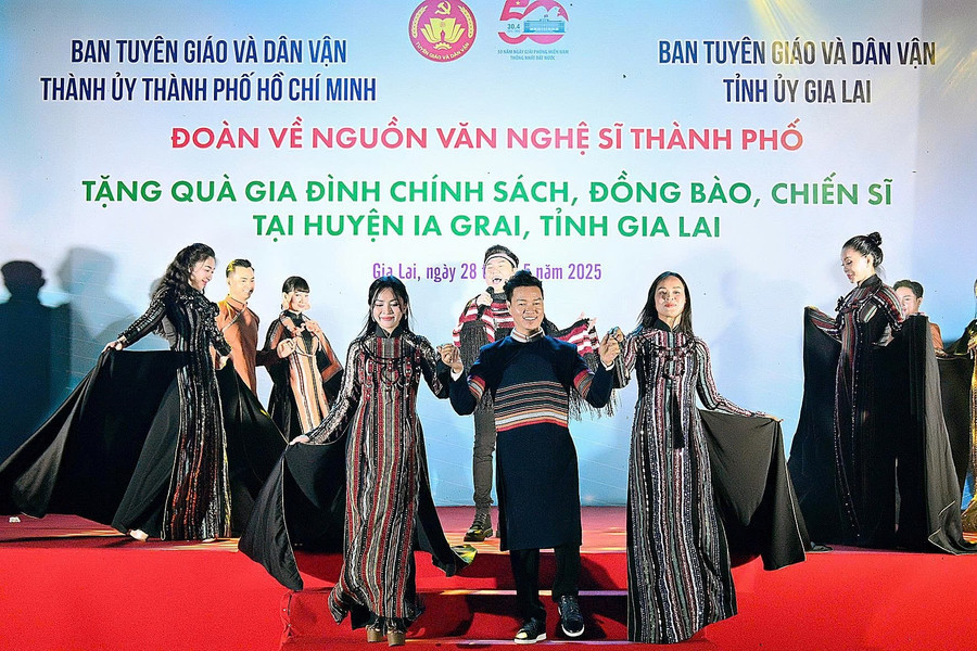 Phần biểu diễn ca khúc “Thị trấn sương mù” và trình diễn áo dài thổ cẩm Tây Nguyên tại chương trình. Ảnh: Đ.T img-2608.jpg