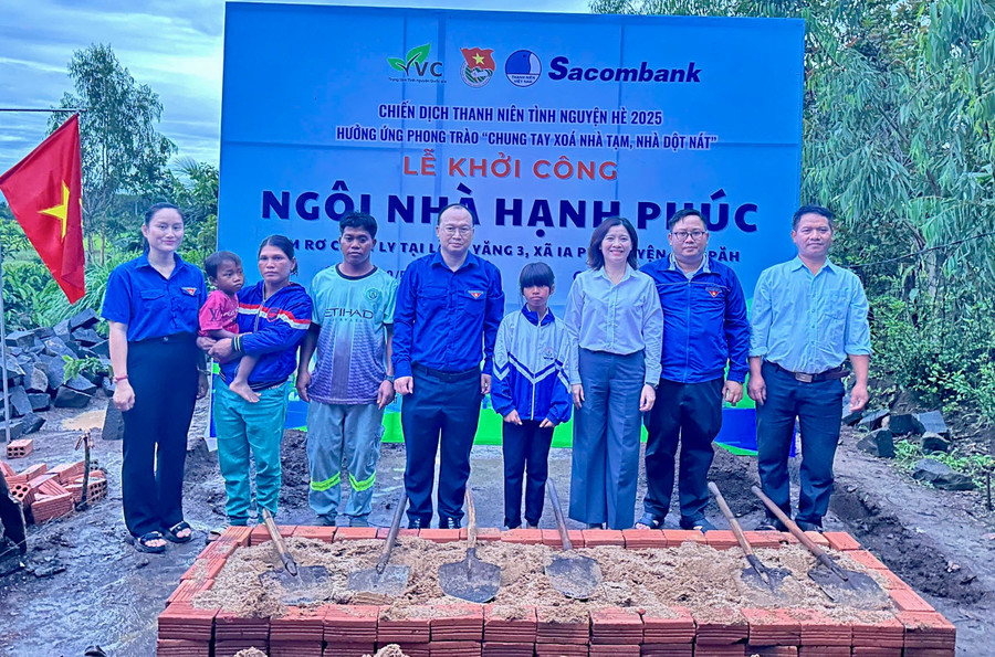 Lãnh đạo các đơn vị tham gia lễ khởi công xây dựng ngôi nhà hạnh phúc cho thiếu nhi khó khăn. Ảnh: M.N img-2654.jpg