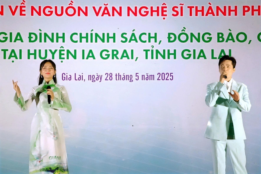Ca sĩ Duyên Quỳnh và Thanh Sang thể hiện ca khúc “Viết tiếp câu chuyện hòa bình”. Ảnh: Đ.T img-2606.jpg