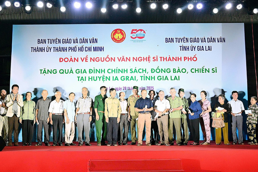 Đoàn công tác tặng quà các gia đình chính sách ở huyện Ia Grai. Ảnh: Đ.T img-2612.jpg