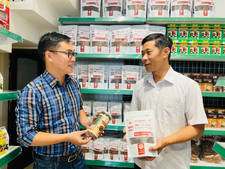 Ông Nguyễn Minh Trưởng (bìa phải)-Giám đốc Sở Dân tộc và Tôn giáo tỉnh Gia Lai nghe giới thiệu về các sản phẩm OCOP tiêu biểu đang được trưng bày tại cửa hàng. Ảnh: P.L 07e31a287f6a8a5f516b04d599ada83a.jpg