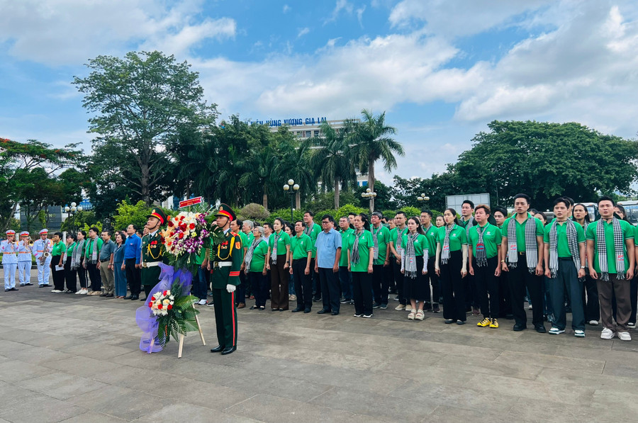 Các cán bộ, văn nghệ sĩ đến từ TP. Hồ Chí Minh và tỉnh Gia Lai dâng hương, dâng hoa tại Nghĩa trang Liệt sĩ tỉnh Gia Lai. Ảnh: P.L 6d46ec3390a06490b79cb5908f27a4d8.jpg