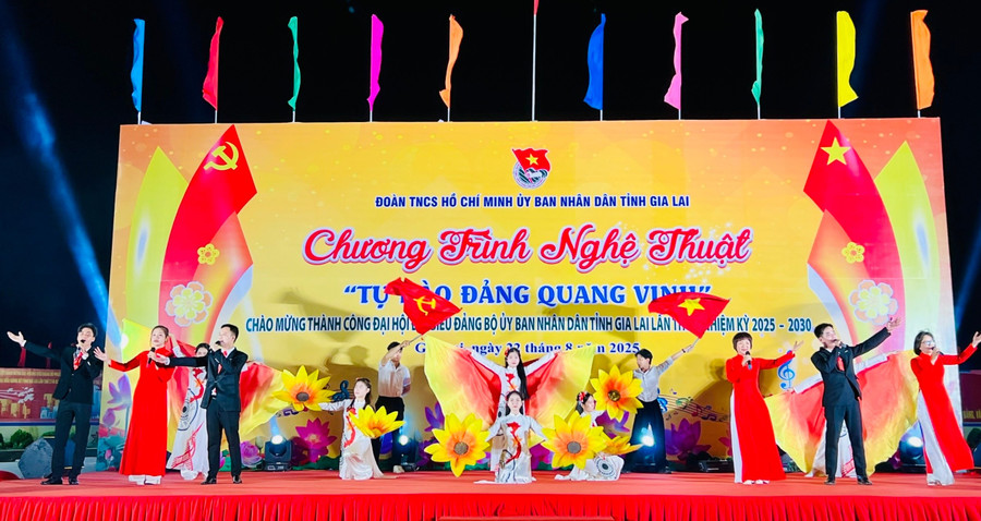 កម្មវិធីសិល្បៈដែលរៀបចំដោយអង្គការសម្ព័ន្ធយុវជនក្រោមគណៈកម្មាធិការប្រជាជនខេត្ត Gia Lai បានបន្សល់ទុកនូវអារម្មណ៍ជាច្រើនសម្រាប់ទស្សនិកជន។ រូបថត៖ P.L 9a209fba7af14bf21f40729313fa1df4-4122.jpg