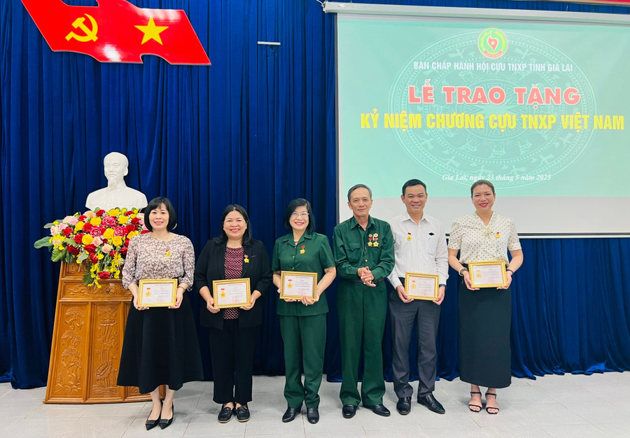 Lãnh đạo một số ban, đoàn thể, đơn vị được nhận kỷ niệm chương “Cựu TNXP Việt Nam”. Ảnh: M.N 177de0598e2e9a4d18e7562b43c8b9bd.jpg