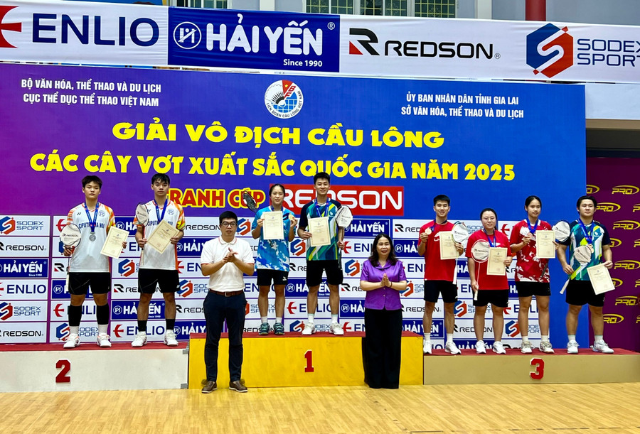 Các đại biểu trao huy chương vàng cho các vận động viên tham gia nội dung thi đấu đôi nam-nữ. Ảnh: M.N ee51b2d72f021256d1aed45124f22bce.jpg