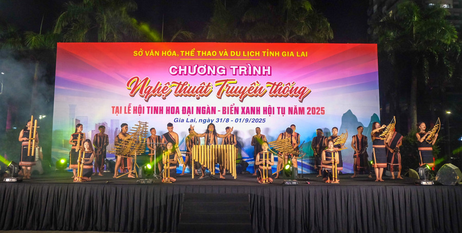 ក្រុមគងនៃភូមិ Pleiku Roh សម្តែងក្នុងកម្មវិធីសិល្បៈប្រពៃណីដែលរៀបចំដោយមន្ទីរវប្បធម៌ កីឡា និងទេសចរណ៍ខេត្ត Gia Lai។ 685c8cde83d3088d51c2.jpg