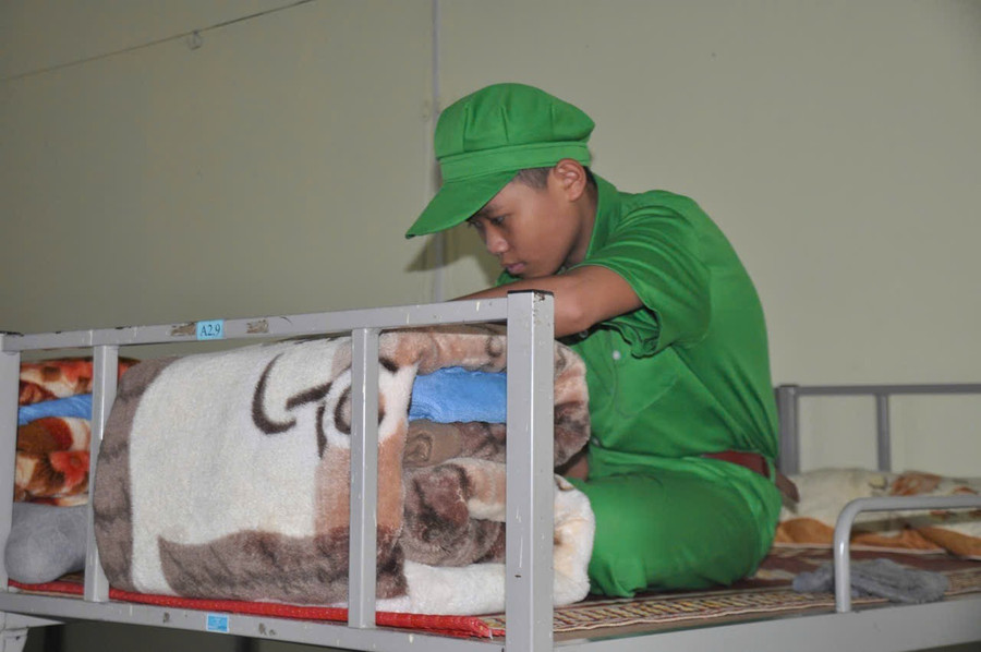 Chiến sĩ "nhí" tự gấp nội vụ. Ảnh: M.N img-3427.jpg