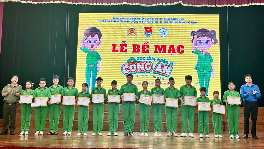 Ban tổ chức trao giấy chứng nhận cho các chiến sĩ “nhí” hoàn thành chương trình Học làm chiến sĩ công an. Ảnh: M.N img-3422.jpg