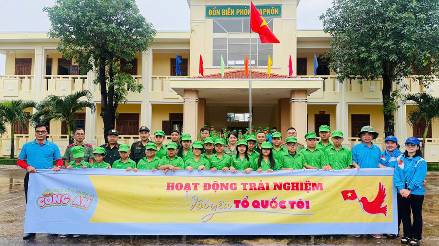 Các thiếu nhi tham gia chương trình “Học làm chiến sĩ công an” tham quan Đồn Biên phòng Ia Pnôn. Ảnh: M.N img-3430.jpg