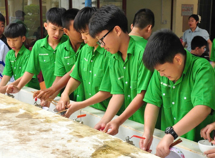 Sau khi ăn xong, các chiến sĩ “nhí” phải tự rửa bát sạch sẽ. Ảnh: M.N img-3432.jpg