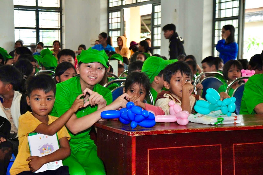 Chiến sĩ công an “nhí” tặng quà cho thiếu nhi ở xã Ia Pnôn. Ảnh: M.N img-3425.jpg