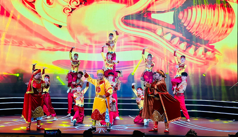 Tiết mục Tây Sơn Anh hùng hội tụ do các nghệ sĩ, vũ đoàn biểu diễn tại đêm chung kết. Ảnh: M.N tiet-muc-tay-son-anh-hung-hoi-tu-do-cac-nghe-si-va-vu-doan-bieu-dien.jpg