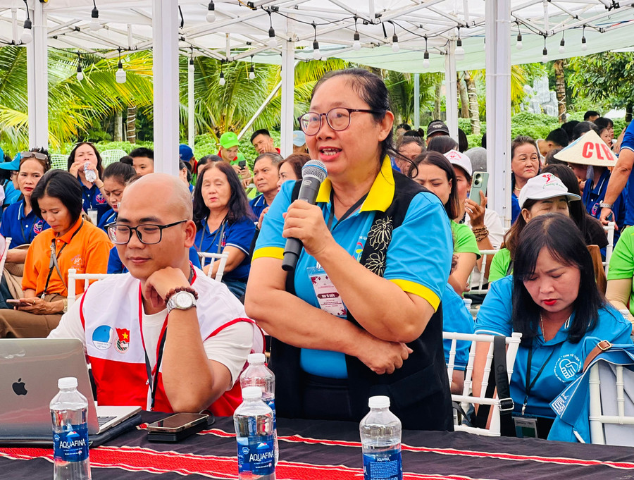 Bà Phan Thị Nhung-Chủ nhiệm Câu lạc bộ Tấm lòng vàng An Khê chia sẻ ý kiến tại diễn đàn đối thoại với chủ đề “Cùng hành động vì tương lai của hoạt động tình nguyện”. Ảnh: P.L 69fe89c282785163a5231437de58bb8a.jpg