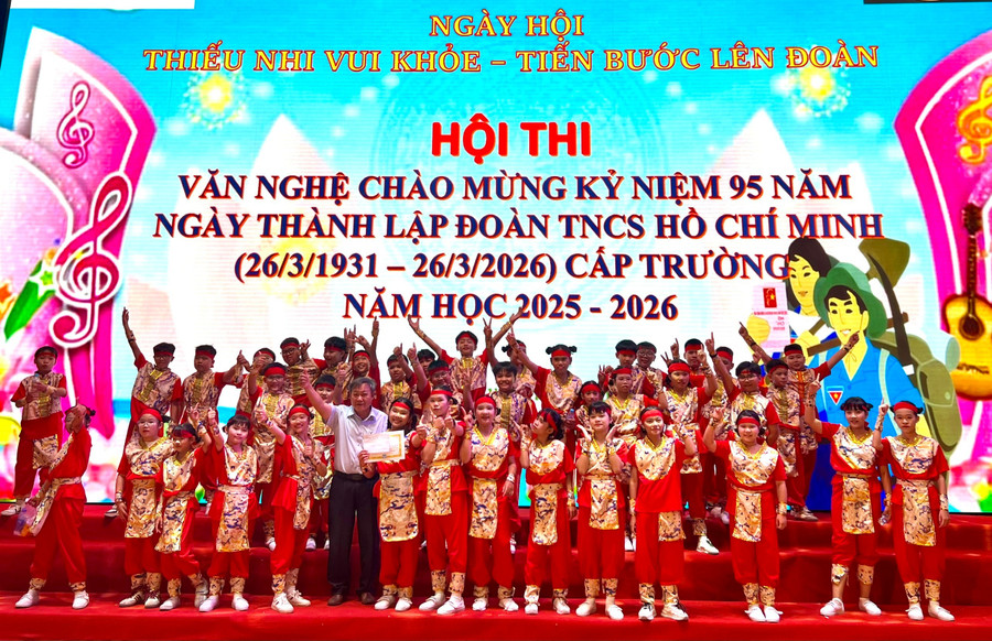ban-to-chuc-trao-giai-nhat-cho-doi-thi-lop-5bjpg.jpg