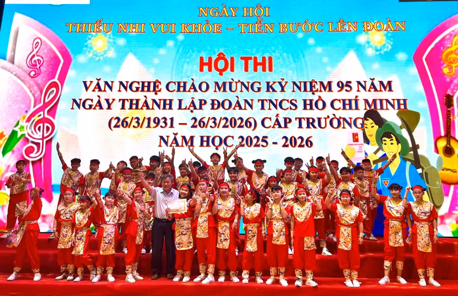 ban-to-chuc-trao-giai-nhat-cho-doi-thi-lop-5bjpg.jpg