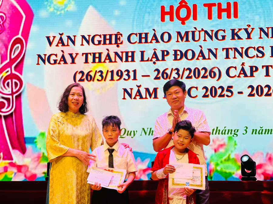ban-to-chuc-trao-giai-nhi-cho-2-doi-thi.jpg