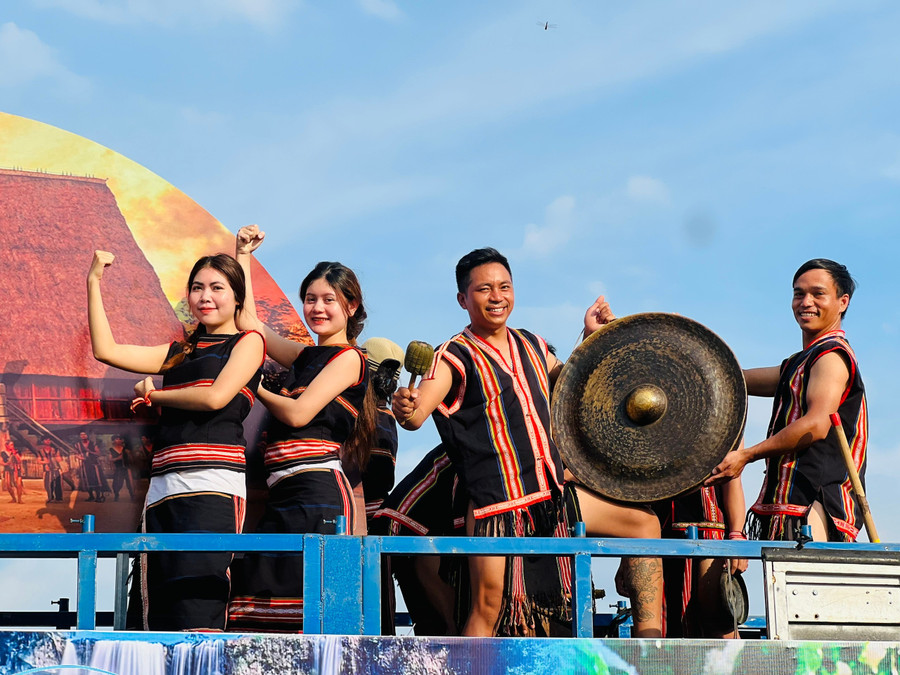 សមាជិកក្រុមគងនៃភូមិ Pleiku Roh ចូលរួមក្នុងក្បួនដង្ហែនិងសម្តែងជូនភ្ញៀវទេសចរ។ 2c43e88d888003de5a91.jpg
