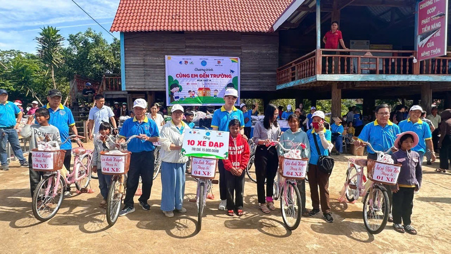 Câu lạc bộ Tấm lòng vàng An Khê tặng xe đạp cho học sinh. Ảnh: Phan Nhung img-4940.jpg