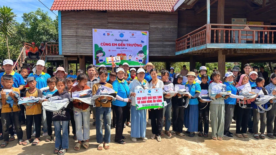 Câu lạc bộ Tấm lòng vàng An Khê tặng quà cho học sinh Trường Phổ thông Dân tộc Bán trú Tiểu học và THCS Đăk Kơ Ning. Ảnh: Phan Nhung img-4942.jpg