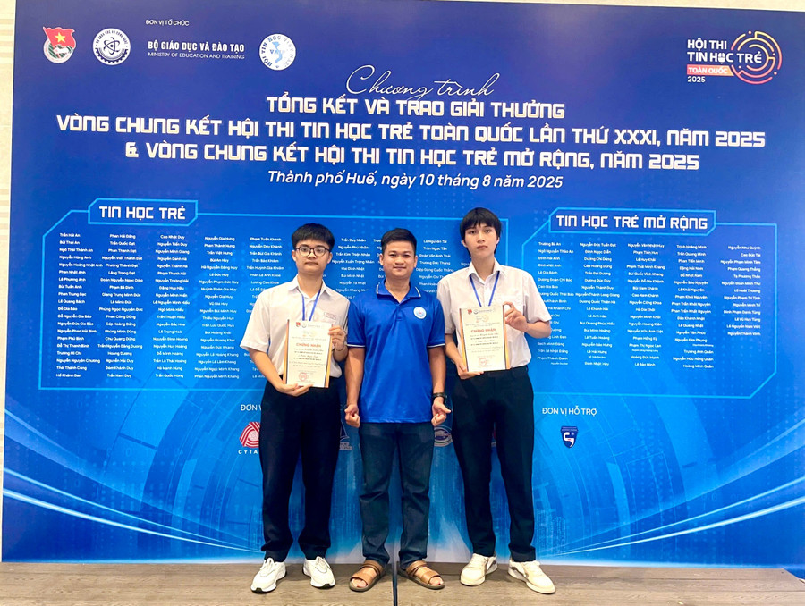 Nhóm thí sinh: Huỳnh Lâm Phú (bìa trái) và Trần Ngọc Tân (bìa phải, lớp 11 Tin, Trường THPT chuyên Lê Quý Đôn) đạt giải khuyến khích bảng D3. Ảnh: Lê Thương img-4943.jpg