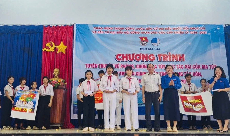 chuong-trinh-tuyen-truyen-ve-phong-chong-ma-tuy-duoc-to-chuc-tai-xa-ia-puch.jpg