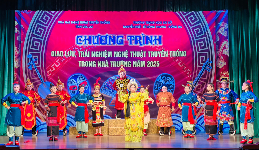 Trích đoạn tuồng “Quang Trung lên ngôi” do các nghệ sĩ, diễn viên Đoàn tuồng Đào Tấn biểu diễn. Ảnh: M.N cac-nghe-si-dien-vien-doan-tuong-dao-tan-bieu-dien-trich-doan-tuong-quang-trung-len-ngoi.jpg