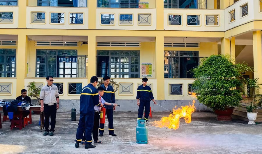hoc-sinh-truong-tieu-hoc-nguyen-van-troi-thuc-hanh-ky-nang-dap-tat-dam-chay.jpg