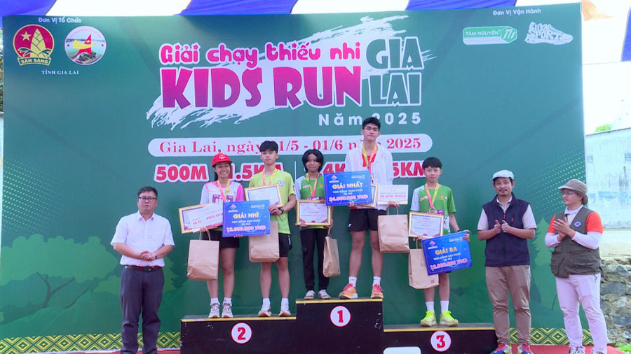 Ban tổ chức trao giải nhất, nhì, ba cho các runner tham gia cự ly 5km. Ảnh: M.N img-2881.jpg