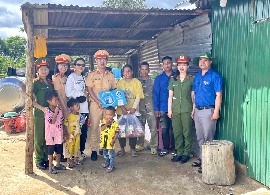 Các đơn vị tặng quà cho thiếu nhi ở làng Om (xã Đak Tơ Ver, huyện Chư Păh). Ảnh: M.N img-2901.jpg