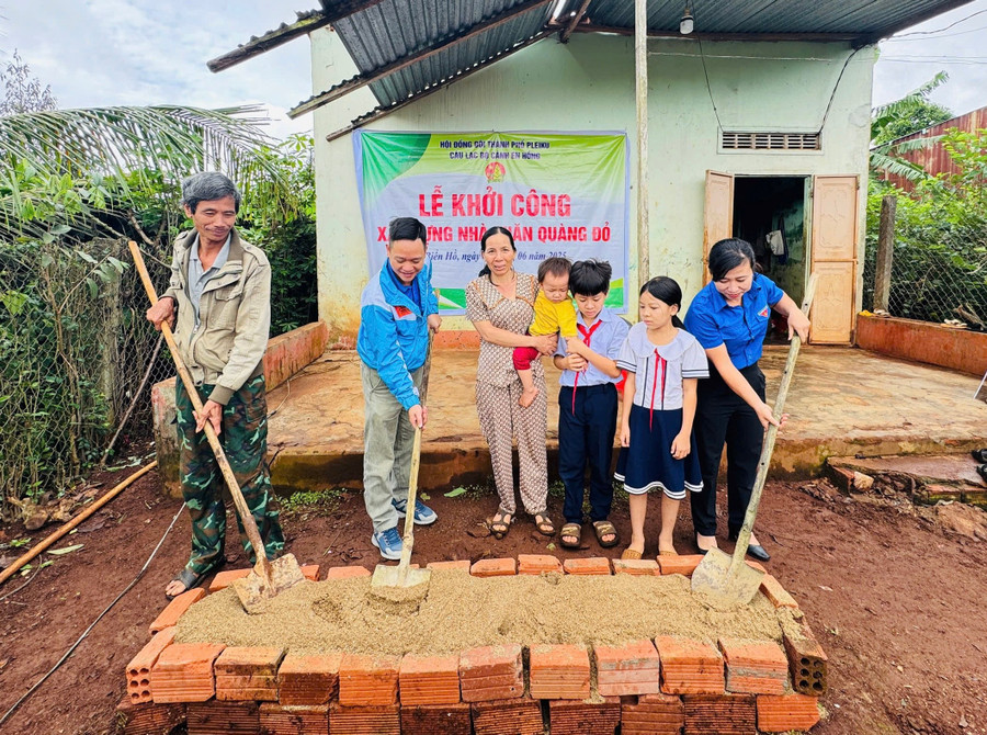 Đại diện Hội đồng Đội TP. Pleiku, Đoàn xã Biển Hồ Cùng gia đình khởi công xây dựng nhà Khăn quàng đỏ cho thiếu nhi có hoàn cảnh khó khăn. Ảnh: M.N img-2903.jpg