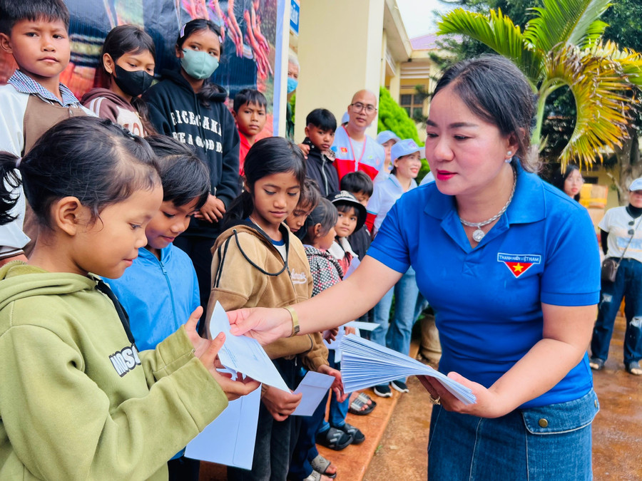 Bà Lý Thị Hồng Trị-Trưởng ban Thường trực Mạng lưới Tình nguyện Quốc gia khu vực Tây Nguyên tặng học bổng cho thiếu nhi Trường Tiểu học và THCS Nay Der. Ảnh: P.L c2d487a55a662ed7756c46b3320eb00b.jpg