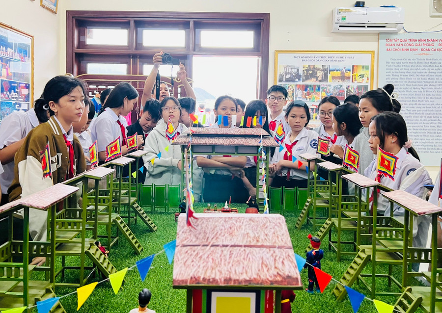 Chương trình trải nghiệm nghệ thuật truyền thống trong nhà trường là hoạt động nằm trong kế hoạch phối hợp giữa Sở Văn hóa, Thể thao và Du lịch với Sở Giáo dục và Đào tạo. Ảnh: M.N e1b3a840d7895ad70398.jpg