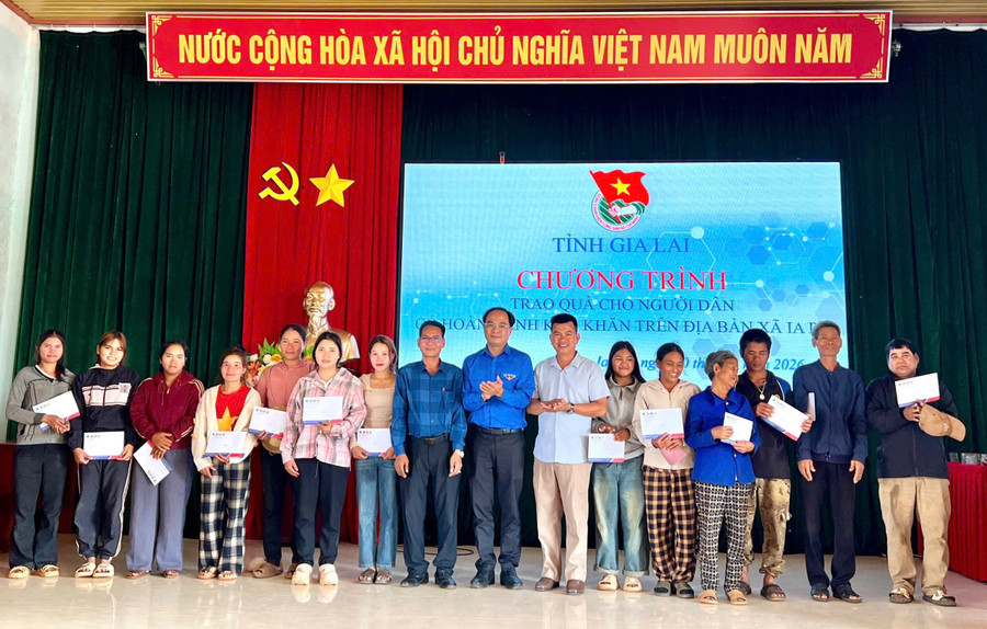 nguoi-dan-co-hoan-canh-kho-khan-o-xa-ia-pia-duoc-nhan-phan-qua-y-nghia-cua-tinh-doan-gia-lai.jpg