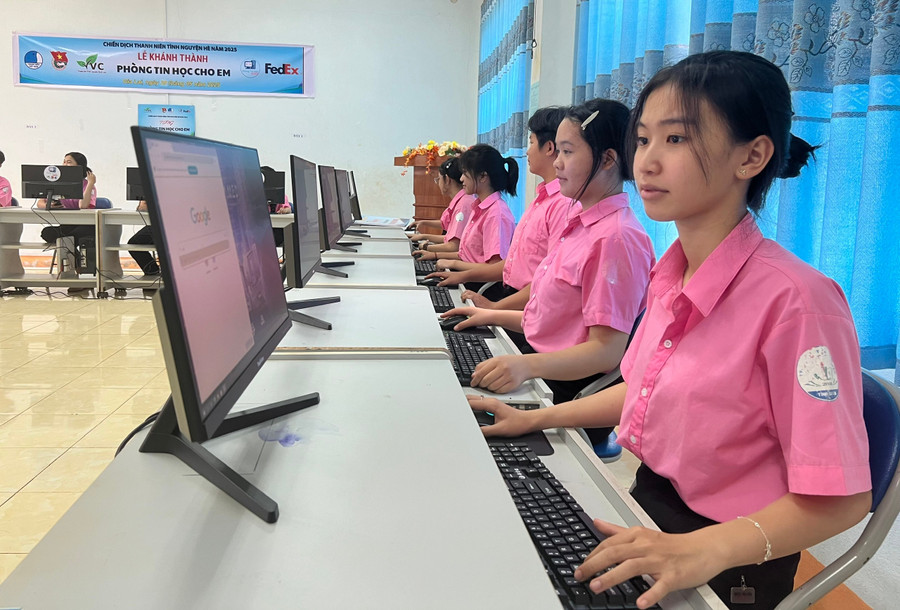 Học sinh Trường THPT Trần Cao Vân sử dụng máy tính mới được trao tặng. Ảnh: P.L 18e85bdd96ddc579329256a09211844c.jpg