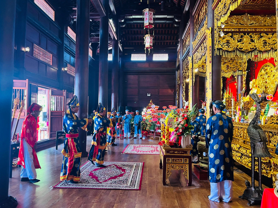 Lễ giỗ được tổ chức theo nghi lễ truyền thống tại Đền thờ Tây Sơn Tam Kiệt. Ảnh: P.L le-gio-duoc-to-chuc-theo-cac-nghi-le-co-truyen-tai-den-tho-tay-son-tam-kiet-6356.jpg