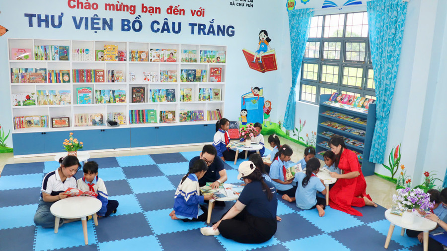 Không gian đọc sách tại Thư viện Bồ câu trắng được trang trí với nhiều họa tiết đẹp mắt, thu hút học sinh. Ảnh: Văn Phúc fe1108f1aaca219478db.jpg