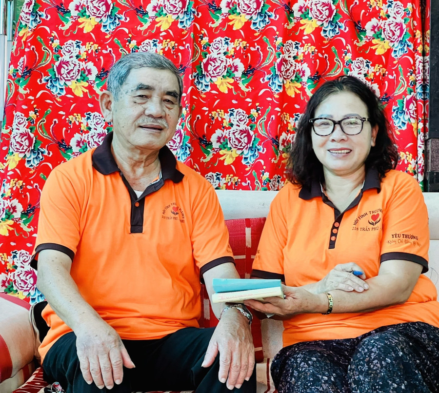 Dù tuổi cao và mắc bệnh ung thư, ông Huỳnh Văn Chí (bìa trái) vẫn luôn tâm huyết với hoạt động thiện nguyện. Ảnh: P.L du-da-cao-tuoi-va-mac-benh-ung-thu-ong-huynh-van-chi-bia-trai-van-luon-tam-huyet-voi-hoat-dong-thien-nguyen-anh-pl.jpg