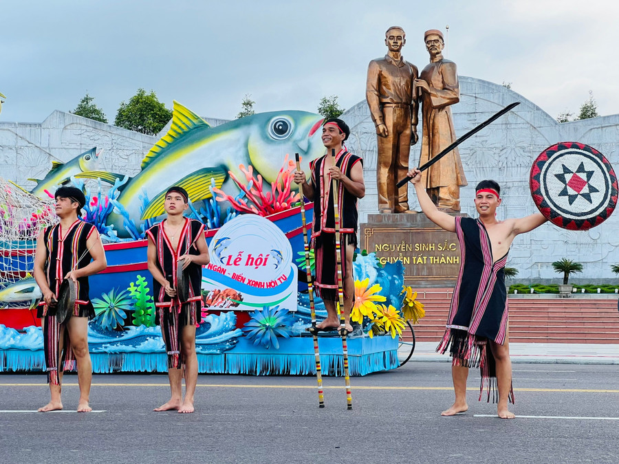 ភាពសប្បាយរីករាយរបស់ក្មេងប្រុស Jrai នៅពេលដែលពួកគេអាចសម្តែងក្នុងពិធីបុណ្យតាមដងផ្លូវ 2c744431593cd2628b2d.jpg