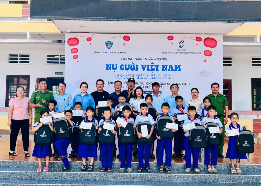 Ban tổ chức tặng quà và học bổng cho học sinh Trường Tiểu học Cát Tài. Ảnh: Phan Lài ban-to-chuc-tang-qua-va-hoc-bong-cho-hoc-sinh-truong-tieu-hoc-cat-tai.jpg