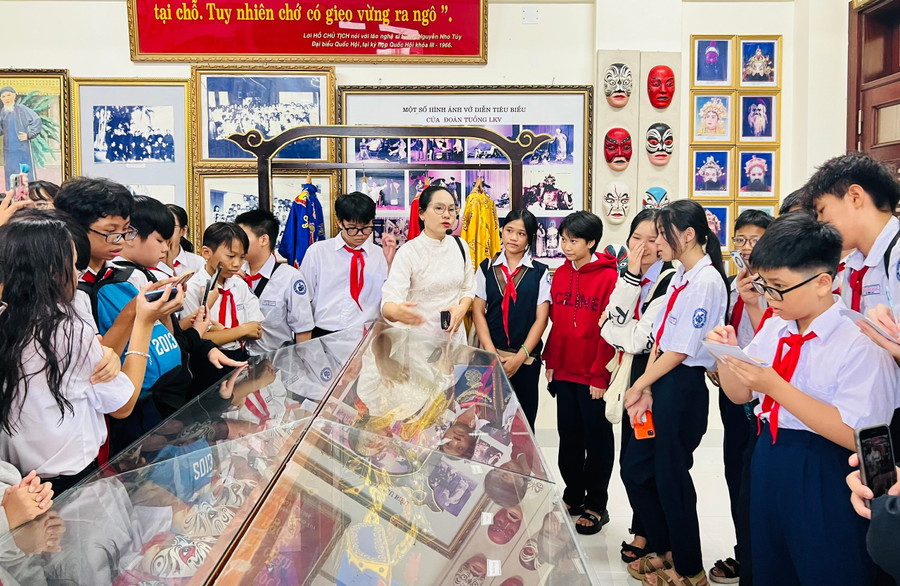 Các em học sinh Trường THCS Nguyễn Huệ tìm hiểu về nghệ thuật truyền thống của tỉnh. Ảnh: M.N 6aa876aa1a63973dce72.jpg