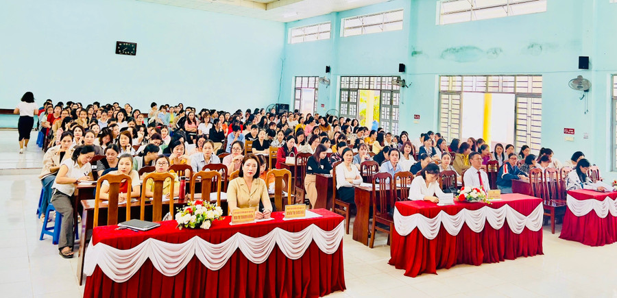 Cán bộ, giáo viên, nhân viên phường Thống Nhất tham gia lớp bồi dưỡng chính trị hè. Ảnh: Mỹ Hạnh img-4864.jpg