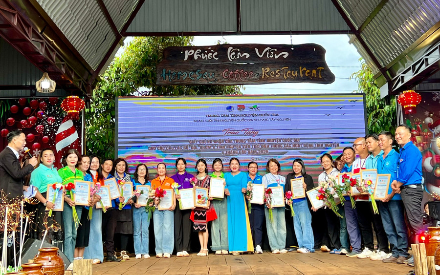 Các tập thể có thành tích xuất sắc trong hoạt động tình nguyện được nhận giấy chứng nhận của Trung tâm Tình nguyện Quốc gia. Ảnh: P.L 661f5b37bf84542a5f07a2254e85c61e.jpg