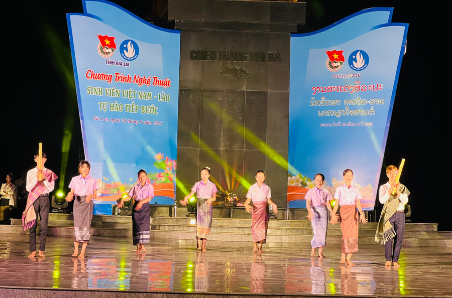 Một tiết mục múa do sinh viên Lào biểu diễn. Ảnh: M.N mot-tiet-muc-mua-do-sinh-vien-lao-bieu-dien-anh-mn.jpg