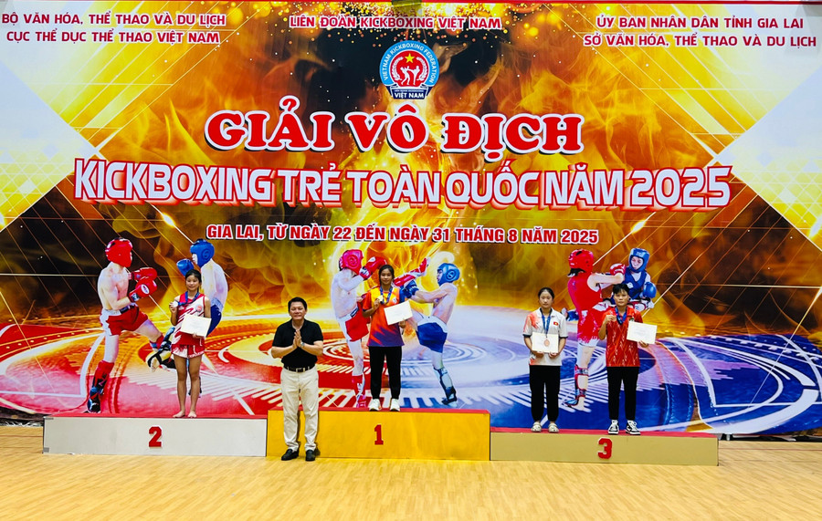 Ông Bùi Trung Hiếu- Phó Giám đốc Sở Văn hóa, Thể thao và Du lịch tỉnh Gia Lai, Trưởng ban tổ chức giải trao giải nhất, nhì, ba cho các vận động viên đạt thành tích ở hạng cân 57 kg, lứa tuổi 17-18. Ảnh: M.N b577f6ee01d90504653a41259dc420a3.jpg
